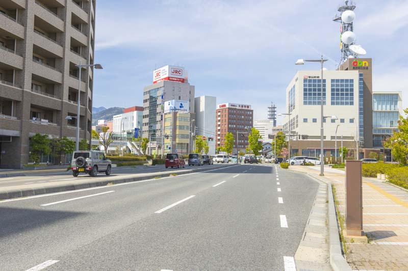 「長野」駅東口周辺の整備された道路