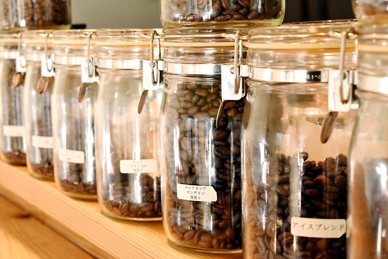 コーヒー豆はカウンター横の小部屋で焙煎される