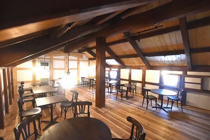 「お菓子の森 & 蔵のカフェ」の2階カフェスペース