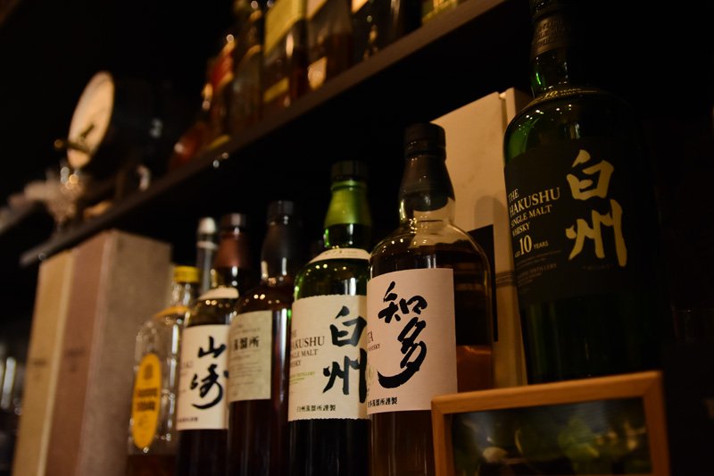 ワインのほか、ウィスキー、日本酒なども豊富に揃う