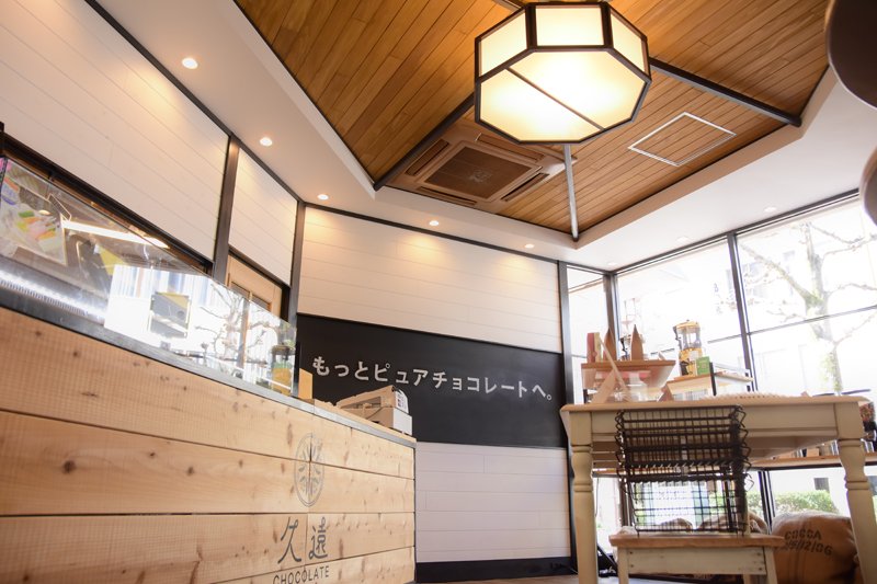 白と黒色の木目素材を貴重にデザインされた店内。天井の八角形はチョコレートの伝来地、長崎の建物を意識