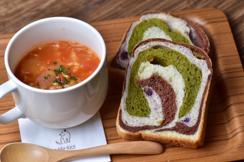季節ごとに中の“染められる”色が変わる「有松絞り食パン」（1/4本 250円・税抜）。イートインでスープと合わせても美味しい。