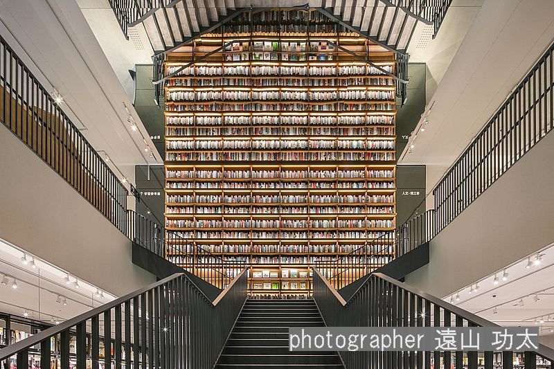 1階から2階へ向かう階段の書棚が話題の「TSUTAYA BOOKSTORE則武新町」