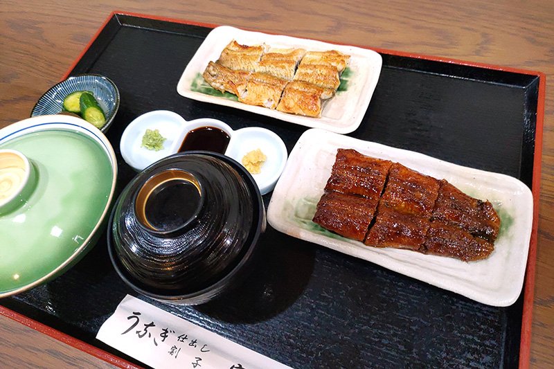 絶品のうなぎの白焼きとかば焼きの「白黒セット」