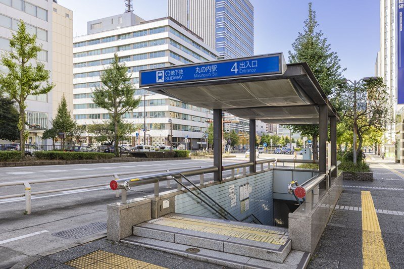 名古屋市営地下鉄桜通線と名古屋市営地下鉄鶴舞線が乗り入れる「丸の内」駅