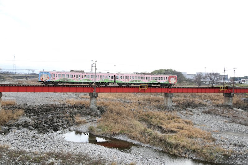 愛知川を渡る近江鉄道線電車