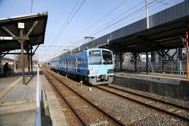 「愛知川」駅の近江鉄道線電車