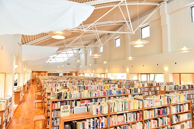 地域情報や子ども向けの本も充実している「愛知川図書館」