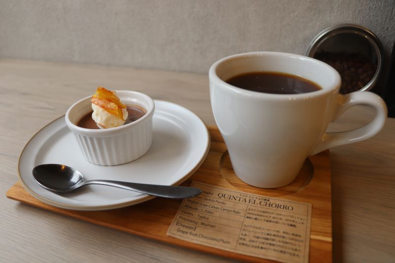 ペアリングで楽しむお菓子も提案。チョコレートプリンがコーヒーの明るめの酸によく合う