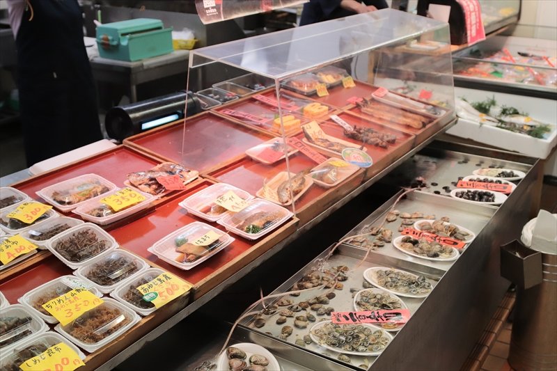 「宝来市場」内にある新鮮な川魚専門店