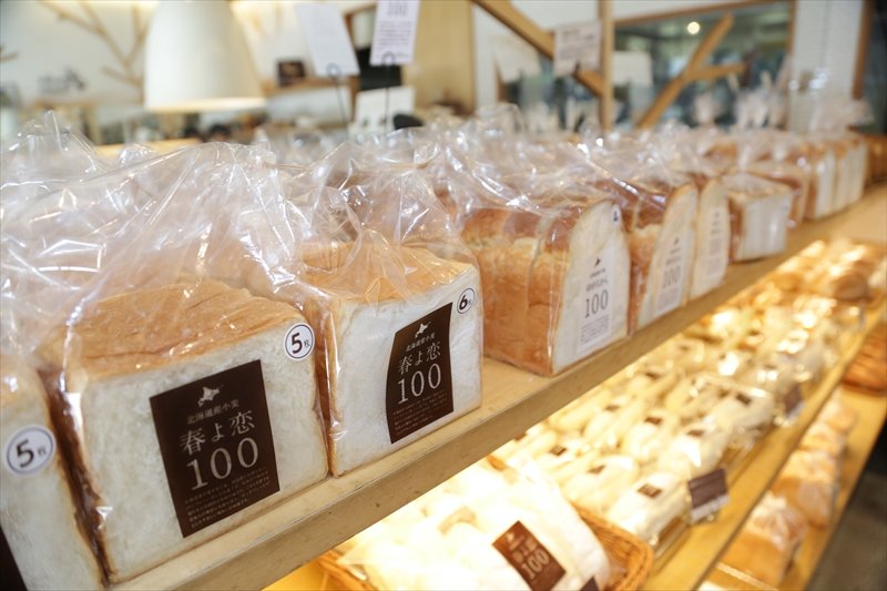 人気の「春よ恋100食パン」をはじめ、全8種類もの食パンを販売している