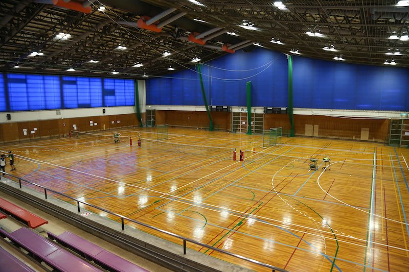 スケットボールのコート2面分の広さを有する体育館が2つ