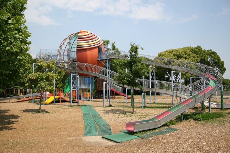 子どもたちに人気の芝生広場の遊具（写真提供：大阪府）