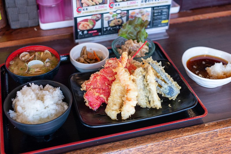 
昼定食　天ぷら7品の「松定食」￥1200