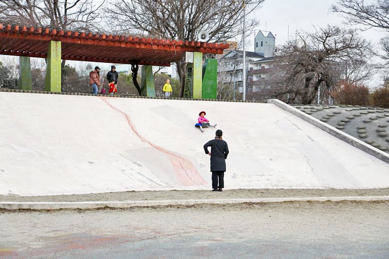 「児童遊戯場」にある広い滑り台