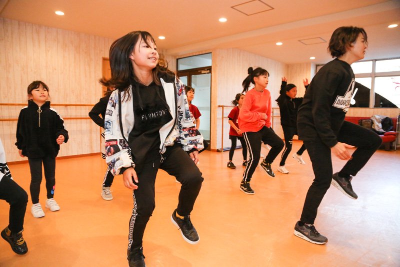 ダンサーや講師が自らレンタルして、スクールを運営している。