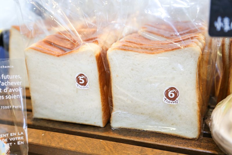 一番人気の「角食パン」。4〜6枚切りが用意されている。