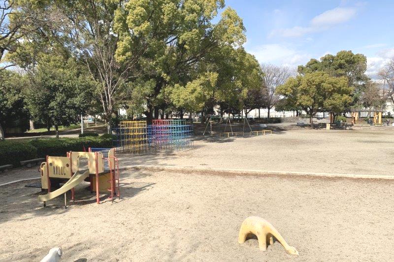 神崎川の対岸にある「中の島公園」