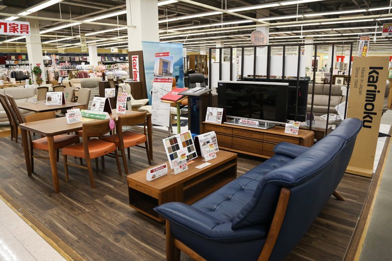 広い店舗に質の良い家具が並ぶ
