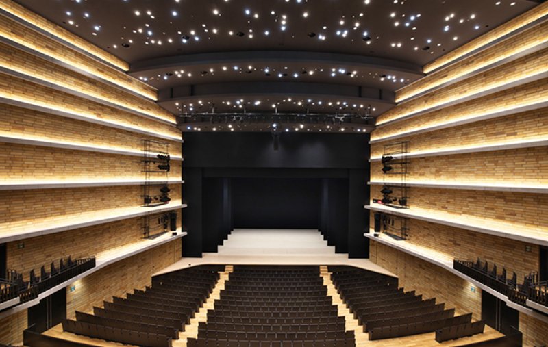 播磨圏域最大級、2,010席を有する大ホール