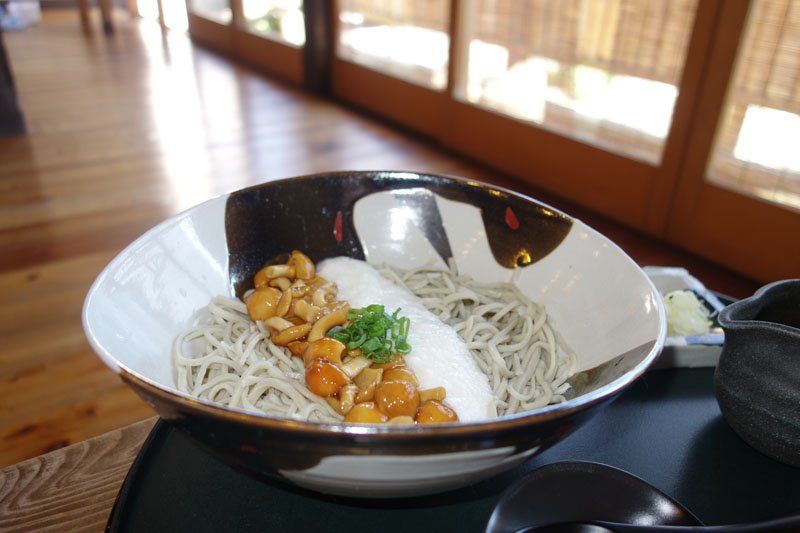 食べごたえのある「なめことろろ」