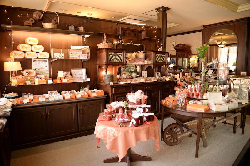 ケーキ以外にもフランス伝統の焼き菓子やパン、ジャムやチョコレートなど商品数も豊富