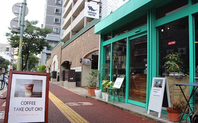 グリーンのドア枠がおしゃれなコーヒー店