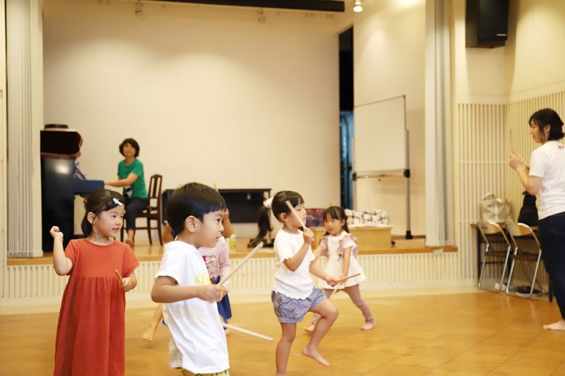 ピアノの音で身体でリズムを表現する子どもたち