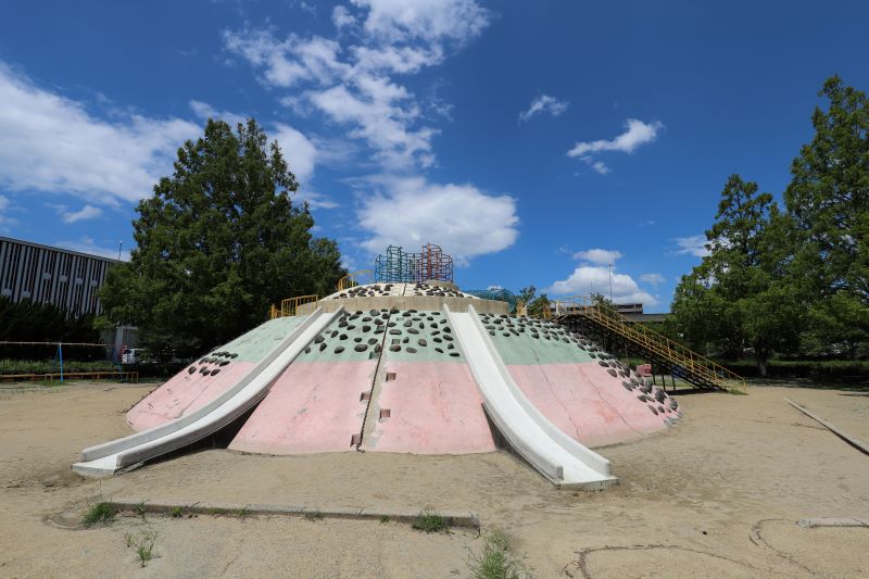 「貝塚公園」の山型遊具