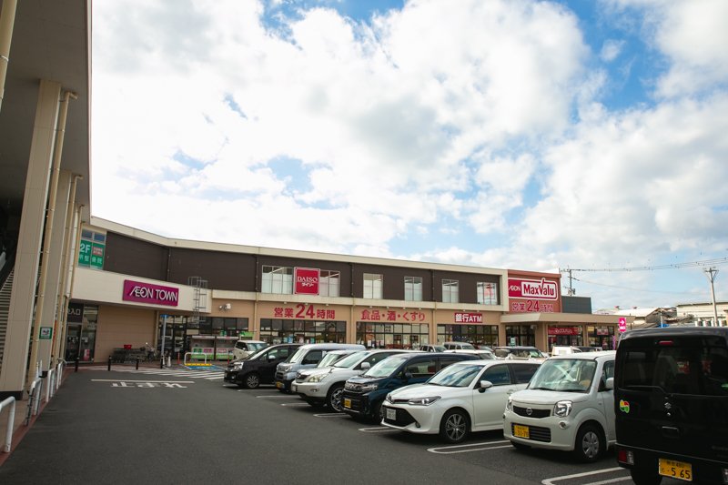 24時間営業のスーパーマーケットなどが入る「イオンタウン田崎」
