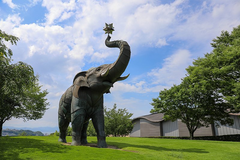 「上野丘子どものもり公園」にある野外彫刻『遊星散歩』