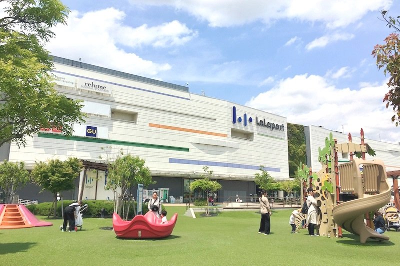 市役所のすぐ近くに位置する「ららぽーと富士見」