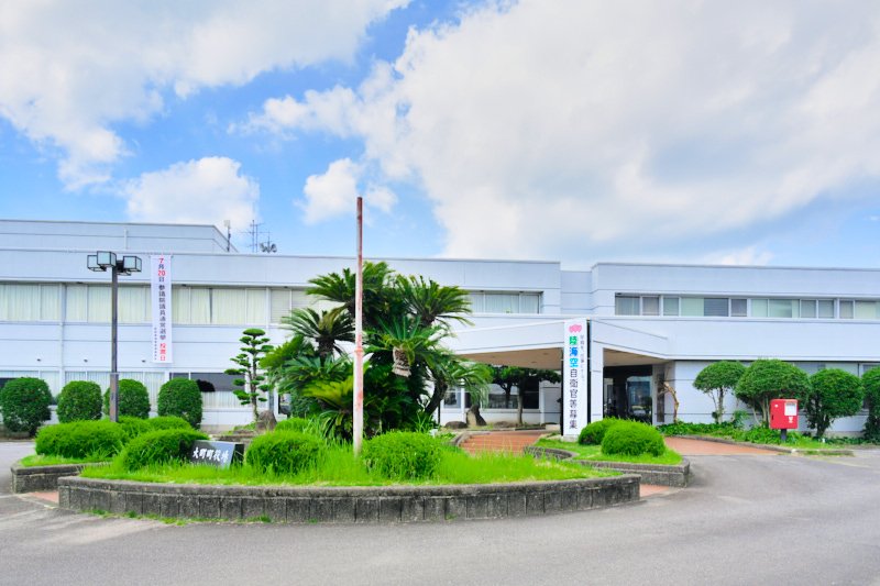 町の中心部付近の高台に位置する「大町町役場」