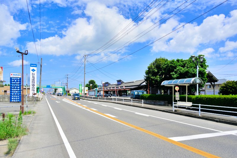 町の東西を通る国道24号と「大町ふるさと館」