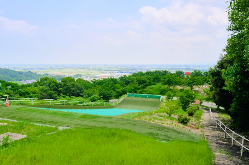開放感抜群の草スキー場が人気の「ボタ山わんぱく公園」