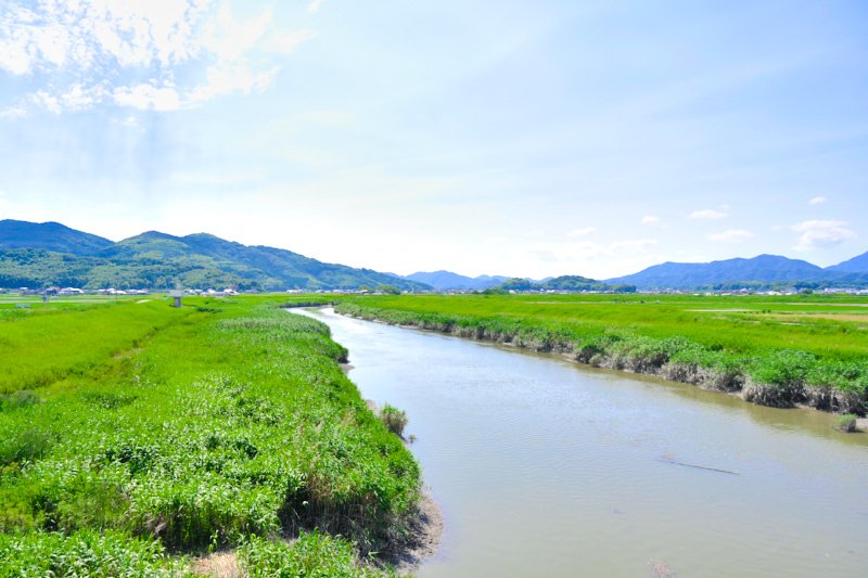町の南側を穏やかに流れる六角川