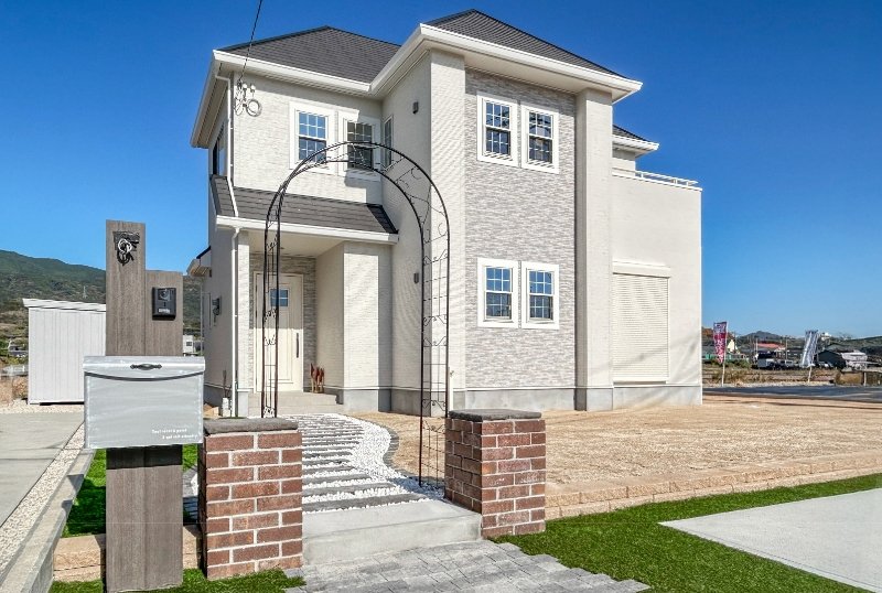 格子状のサッシや勾配屋根が印象的な『いろどりアイタウン大町町大町』1号棟