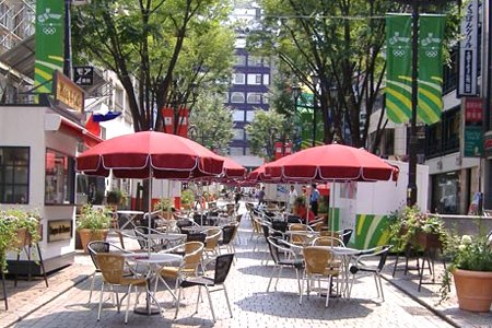 東京の道路をシャンゼリゼに!?全国に広がるオープンカフェと新虎通りプロジェクト